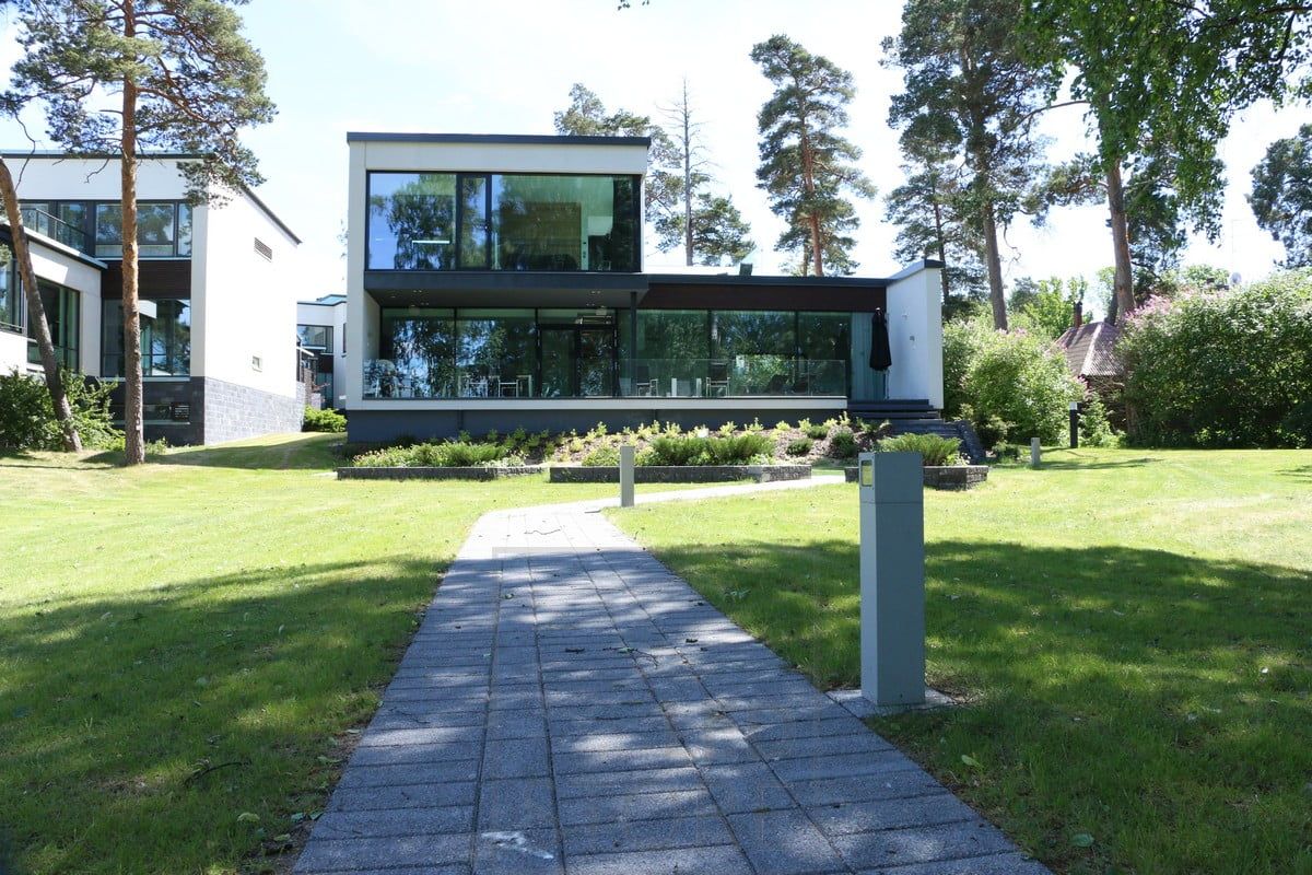 LED pihavalaisin – PILARI CUBIC on pelkistetty ja moderni muotoilultaan. Lestore.fi